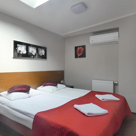 Astral Lejlighedshotel Raszyn Eksteriør billede